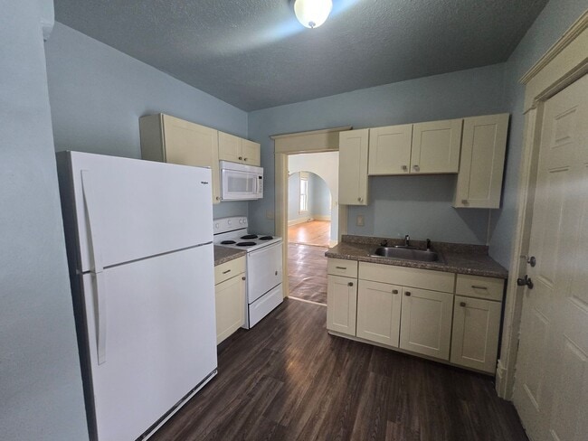 Building Photo - 406 Naymut St