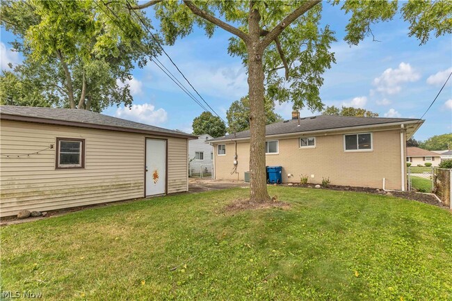 Building Photo - 325 Thelma Dr