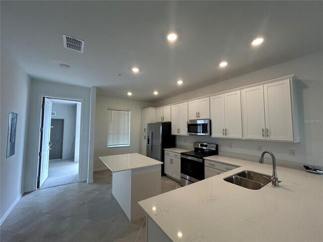 Building Photo - 12240 Wellen Golf St