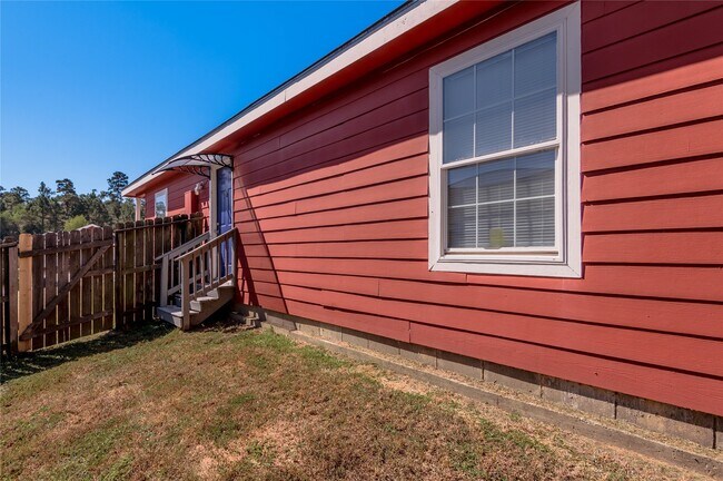 Building Photo - 112 Varsity Dr