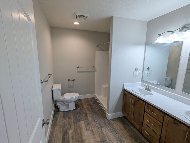 Building Photo - BIGFIR1069-1071