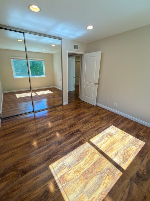 Building Photo - 5445 Sunvalley Ct