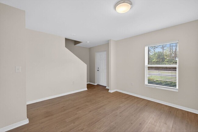 Building Photo - 4 Bedroom Home 2 Story