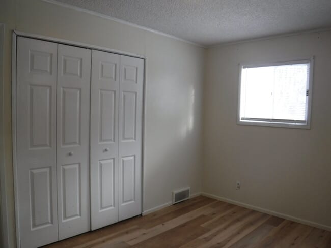 Building Photo - 556 Montana Ave