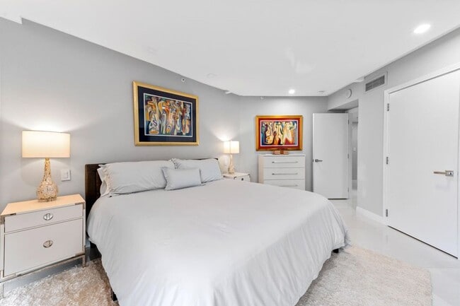 Building Photo - 1900 Consulate Pl