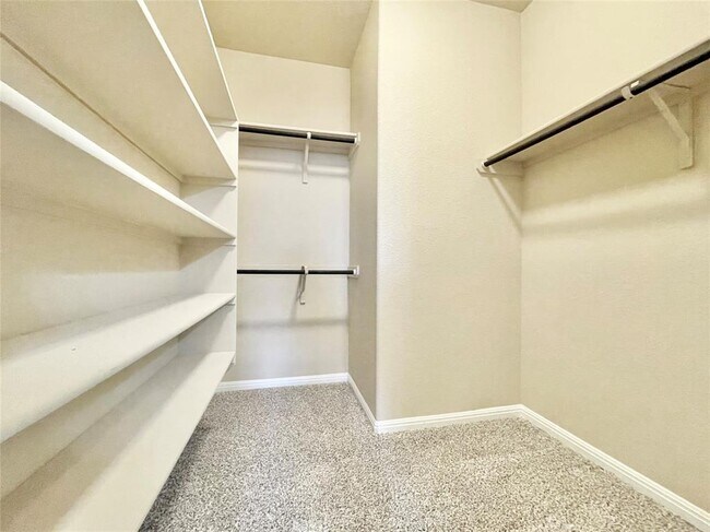 Building Photo - 415 Crater Lake Dr
