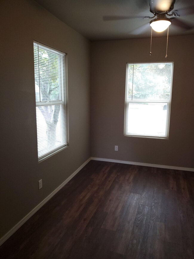 Building Photo - 3213 Center St NE