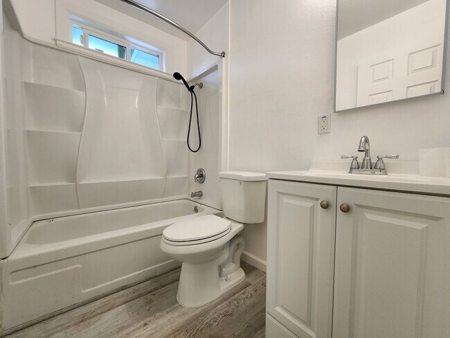 Building Photo - 1075 Delport Ave