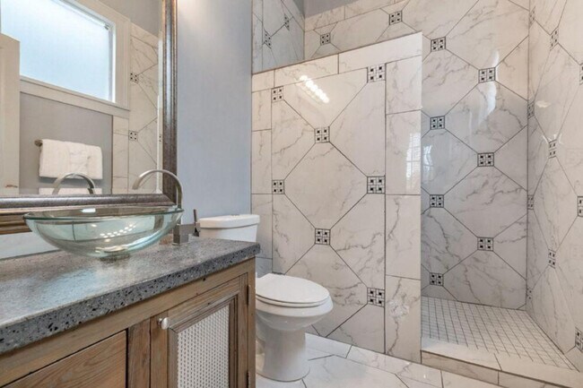 Building Photo - 1407 Baronne St