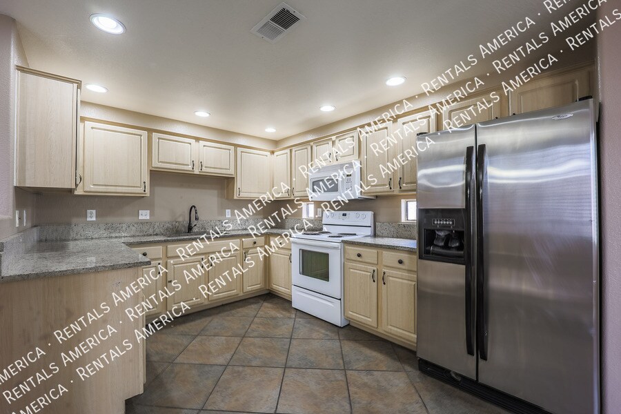 Building Photo - 9555 E Raintree Dr