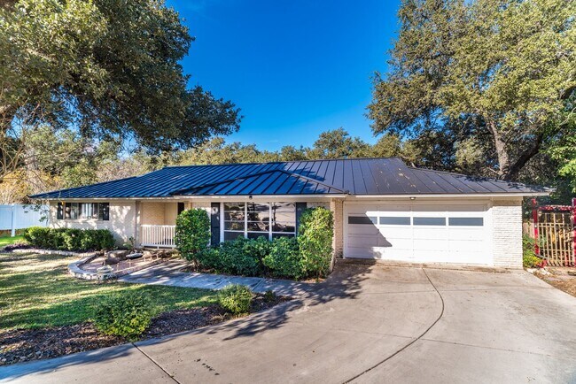 Building Photo - MACARTHUR PARK 3-BEDROOM HOME