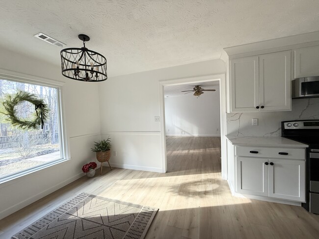 Building Photo - 717 Redwood Park