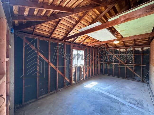 Building Photo - 743 Miller St