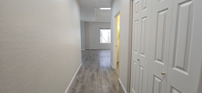 Building Photo - GREAT 2 LEVEL CONDO