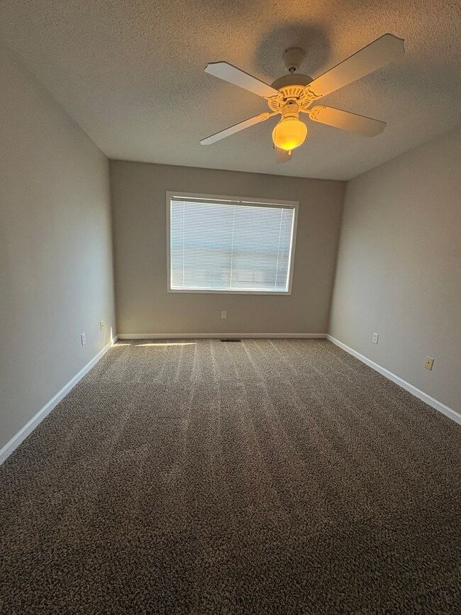 Building Photo - Dunwoody Townhomes!  NEW CARPET!!  PAINT!  NEW WASHER/DRYER