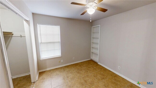 Building Photo - 2402 Lazy Ridge Dr