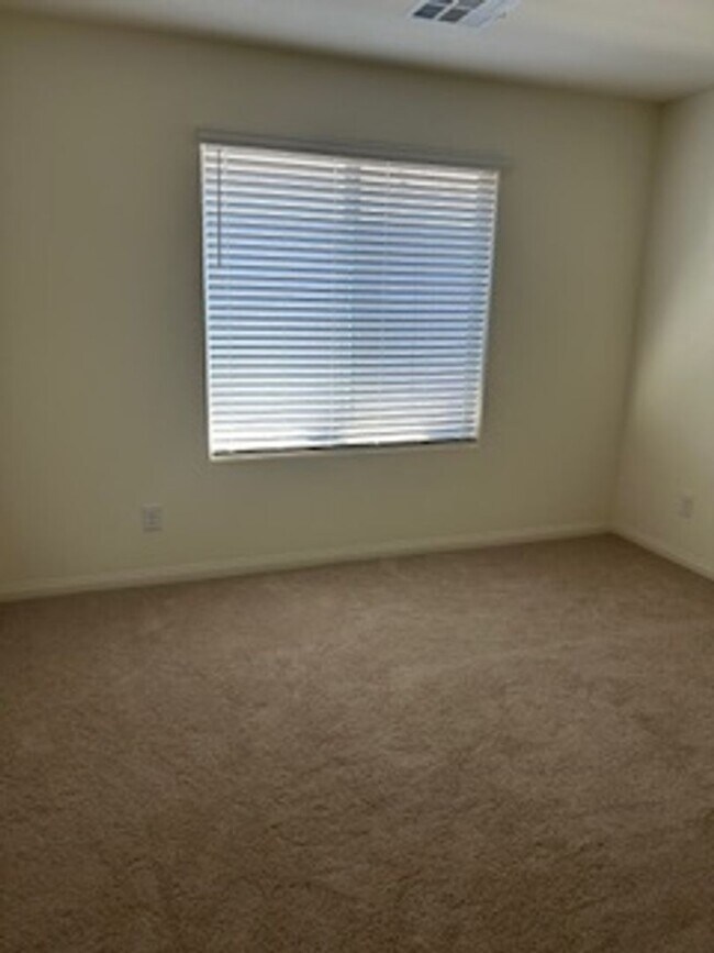 Building Photo - Spacious New Home with 5 Bedrooms in Hende...