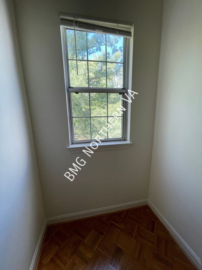 Building Photo - 865 Tall Oaks Square