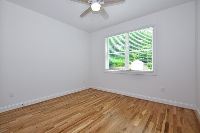 Building Photo - 1739 Crest Rd