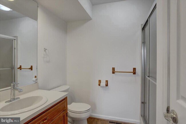 Building Photo - 2363 McCleary Dr