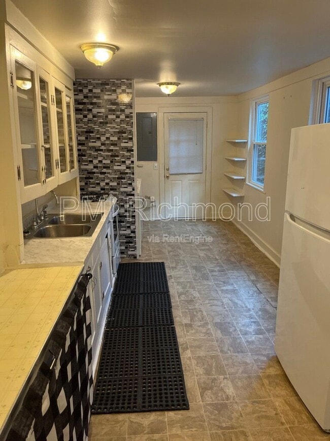 Building Photo - 413 S Laurel St