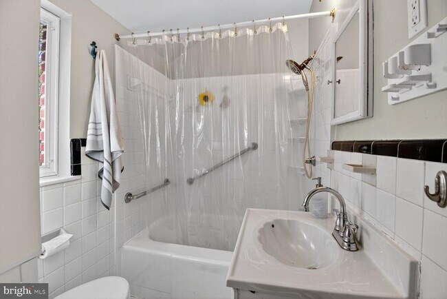 Building Photo - 10021 Tenbrook Dr