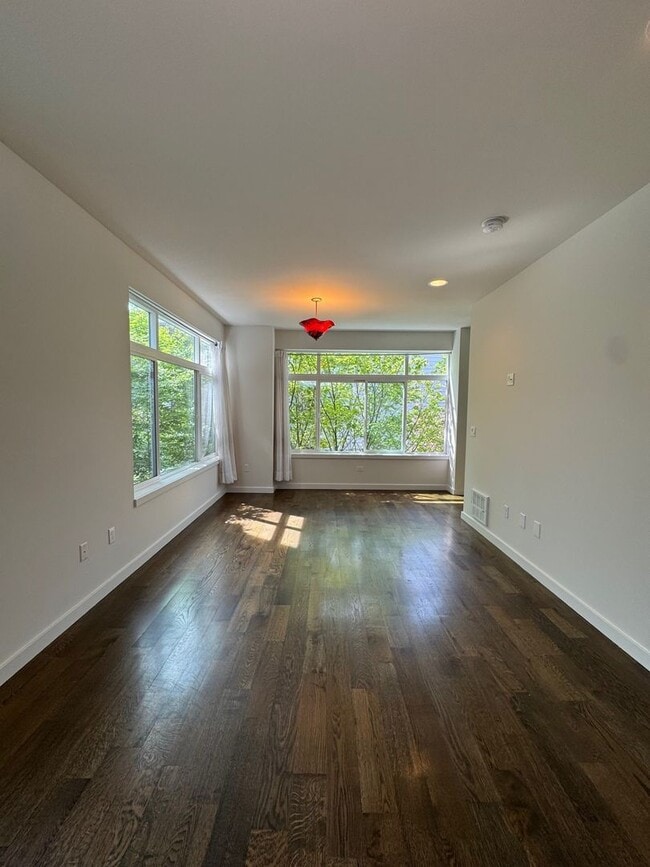 Building Photo - Modern 2 bed 2 bath townhome in Eastlake with panoramic view of Lake Union