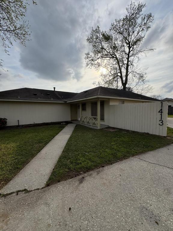Building Photo - 1413 Briarhurst Dr