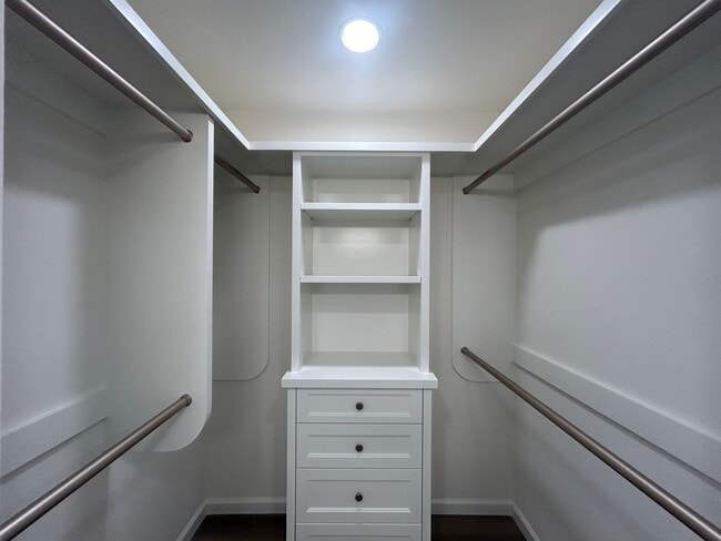 Building Photo - Spacious Newly Remodeled Townhome in Bonsa...