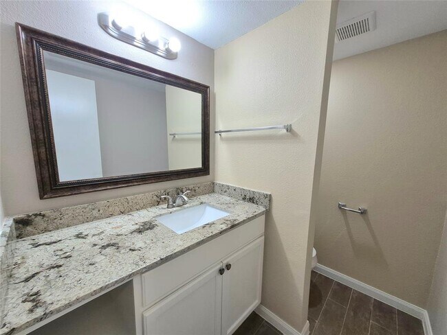Building Photo - 10305 Briar Forest Dr
