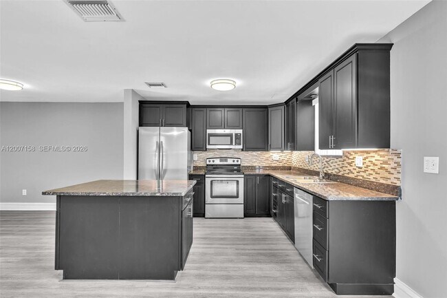 Building Photo - 14212 NE 4th Ave