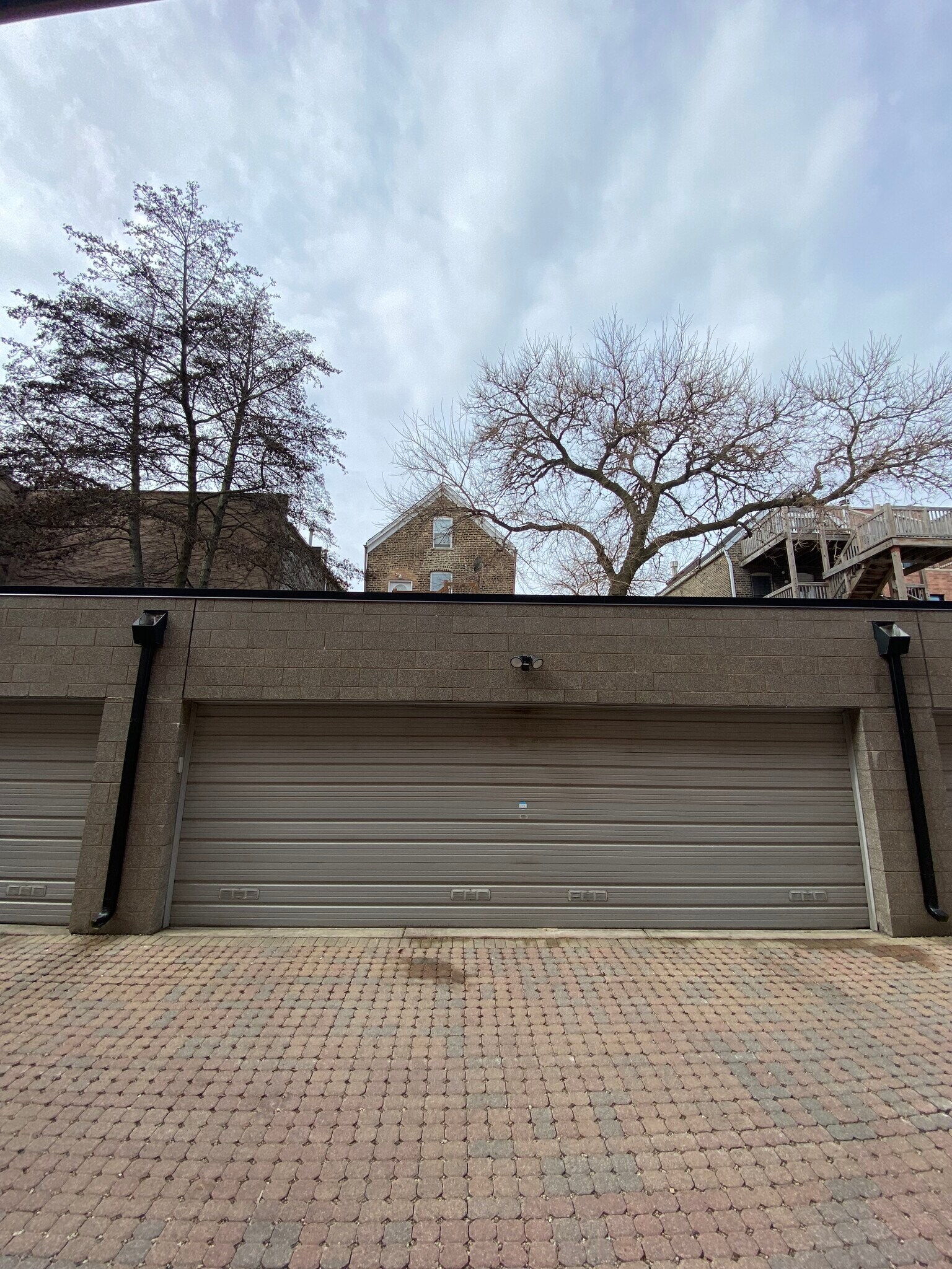 Building Photo - 902 N Elston Ave