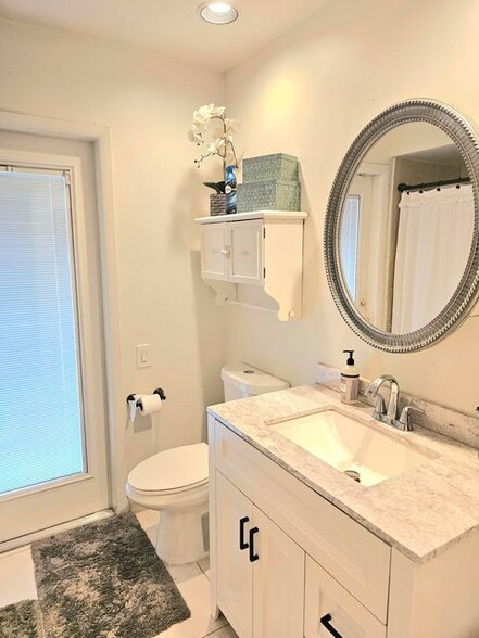 Building Photo - 14060 Greentree Dr