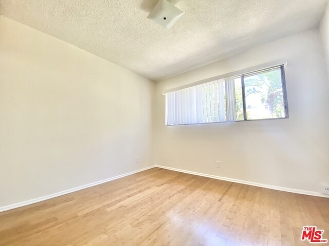 Building Photo - 2554 N Beachwood Dr