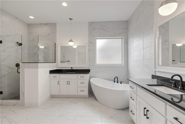 Building Photo - 1600 SW Montrose Ave