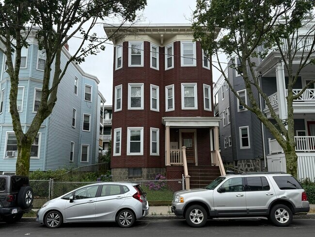 Building Photo - 261 E Cottage St