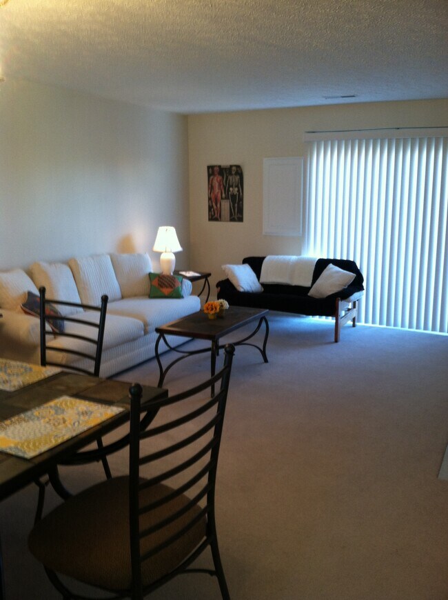 Building Photo - 315 Oaktree Blvd