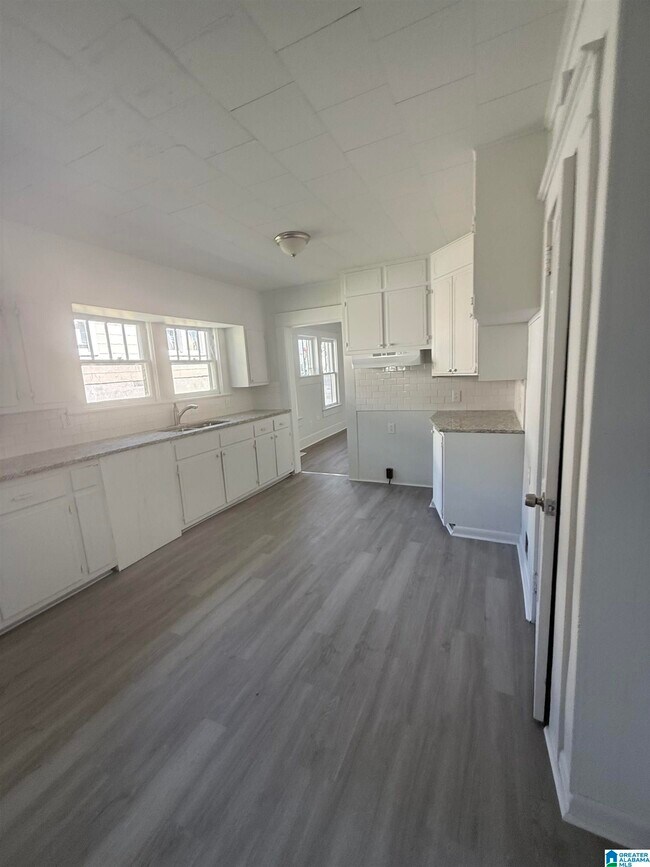 Building Photo - 1736 Mountain Dr