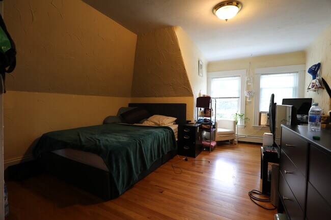 Building Photo - 23 Falkland St