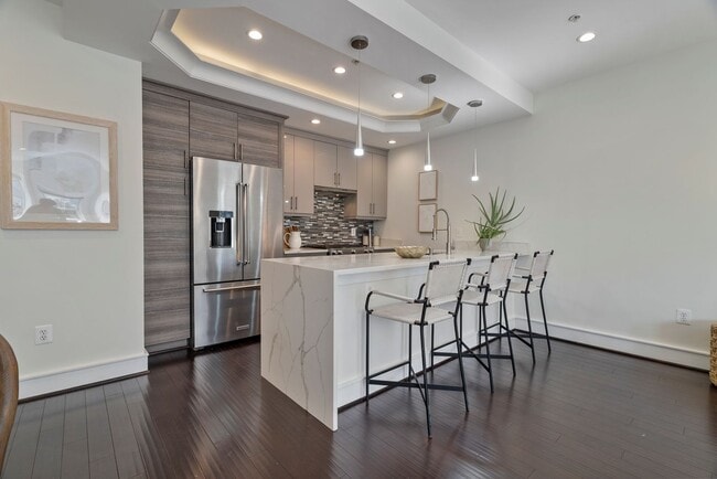 Building Photo - 2bd 2ba Condo with Washer/Dryer, Modern Fi...