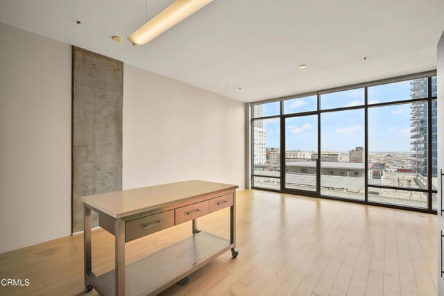 Building Photo - 1100 S Hope St