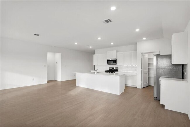 Building Photo - 212 Seven Seas Dr