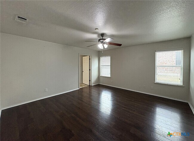 Building Photo - 2404 Griffin Dr