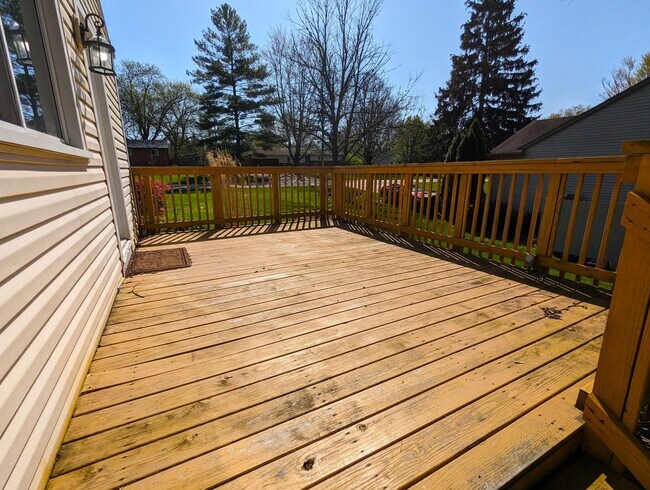 Building Photo - AVAILABLE NOW! - 2 Bedroom / 1 Bath Home i...
