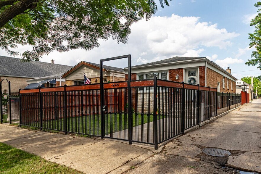 Building Photo - 1805 N Harding Ave