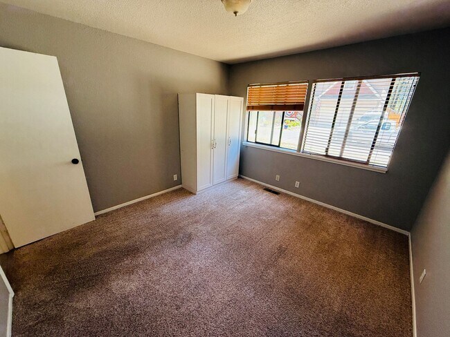 Building Photo - Pet Friendly 4 bed 2 bath house for rent at 1222. Jobs Peak