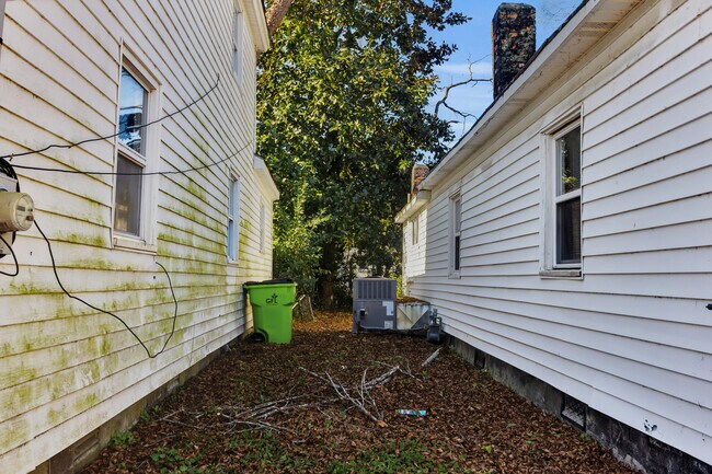 Building Photo - 607 1st Ave