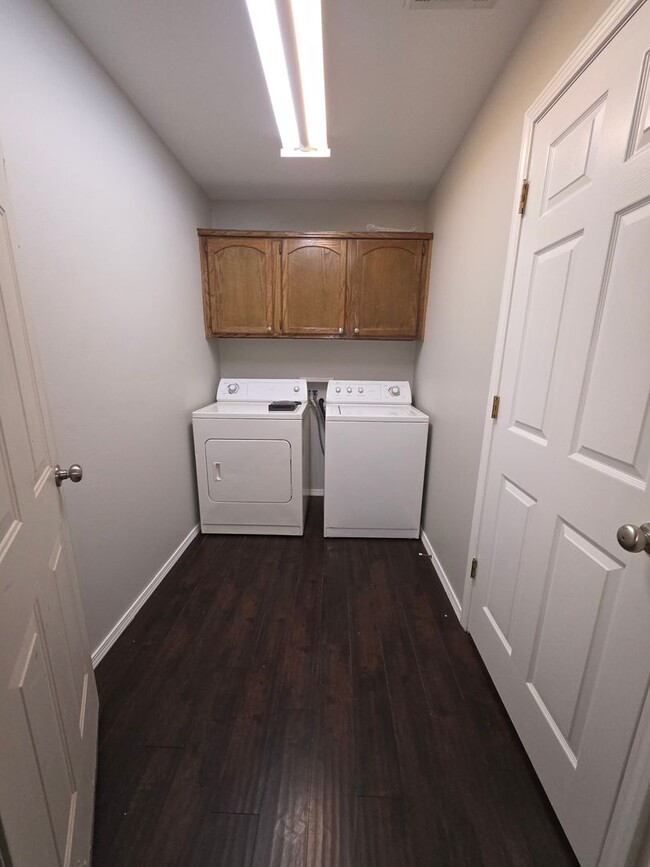 Building Photo - 604 Twin Oaks Dr