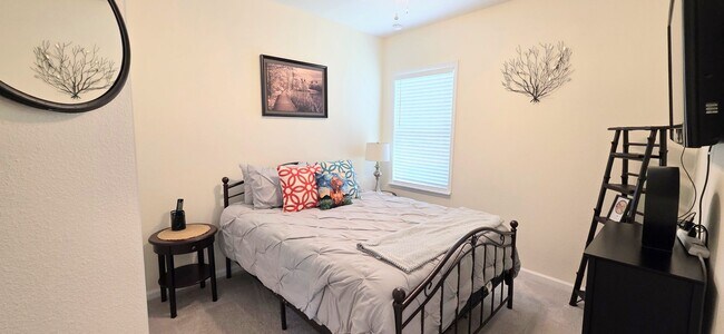 Building Photo - 3 bedroom 2 bath Open Floor Plan!