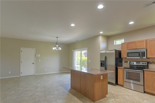 Building Photo - Large Lacey Four Bedroom, Corner Lot, Newl...